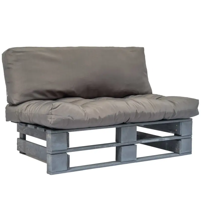 Ogrodowa sofa z palet, z szarymi poduszkami, sosna