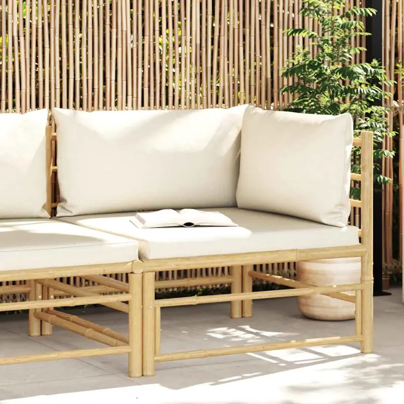 Ogrodowa sofa narożna, śmietankowe poduszki, bambus