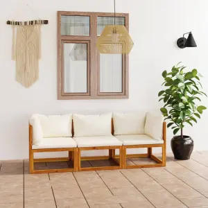 Meble ogrodowe 3-osobowa sofa z drewna akacjowego i kremowymi poduszkami
