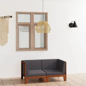 2-osobowa sofa z ciemnoszarymi poduszkami, drewno akacjowe
