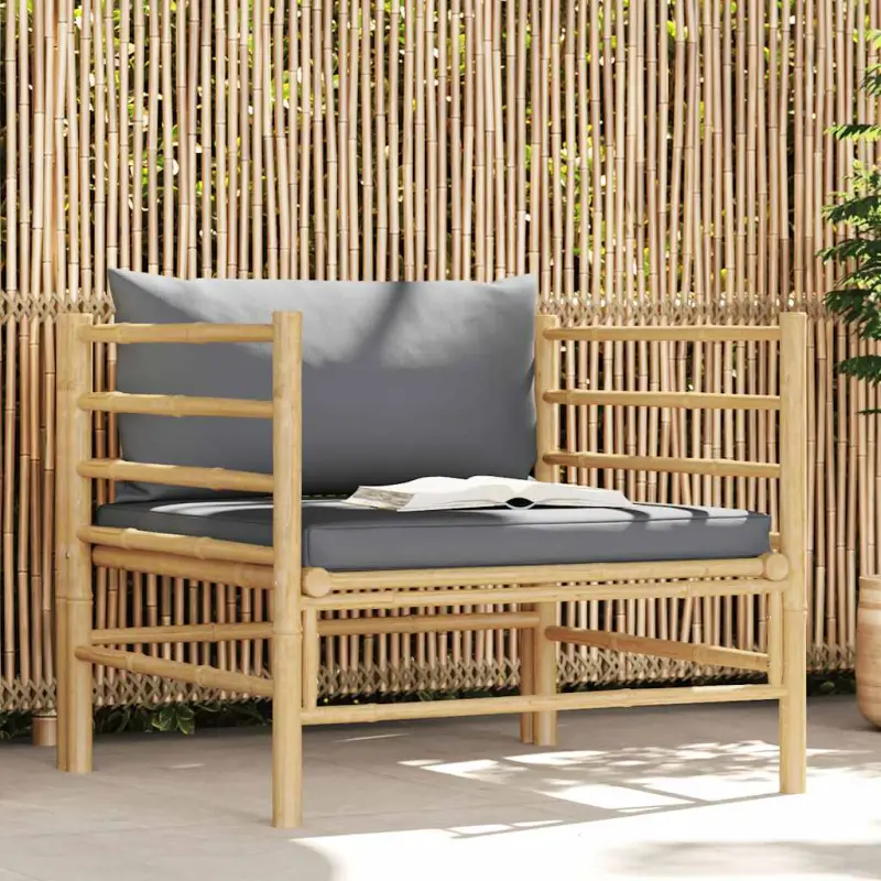 Sofa ogrodowa z ciemnoszarymi poduszkami, bambusowa