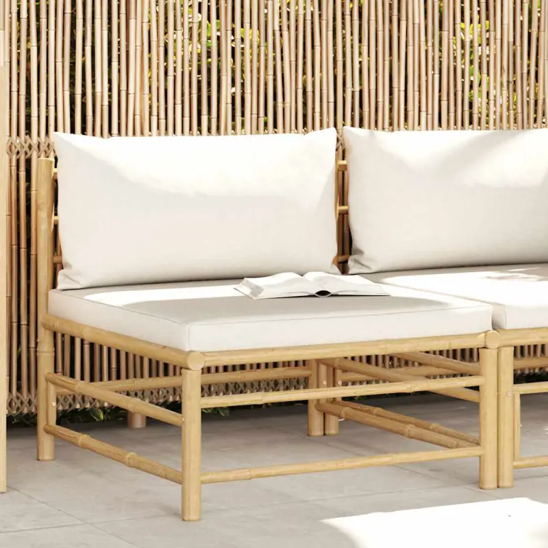 Ogrodowa sofa środkowa, śmietankowe poduszki, bambus